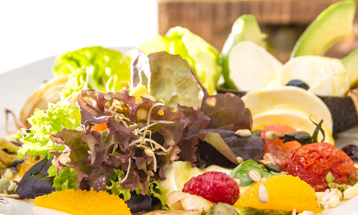 Ricetta della Protinella Insalata estiva con Protinella - Specialità casearie GOLDSTEIG Ricetta Protinella Insalata estiva con Protinella di GOLDSTEIG con verdure, noci, frutta e condimento all'arancia